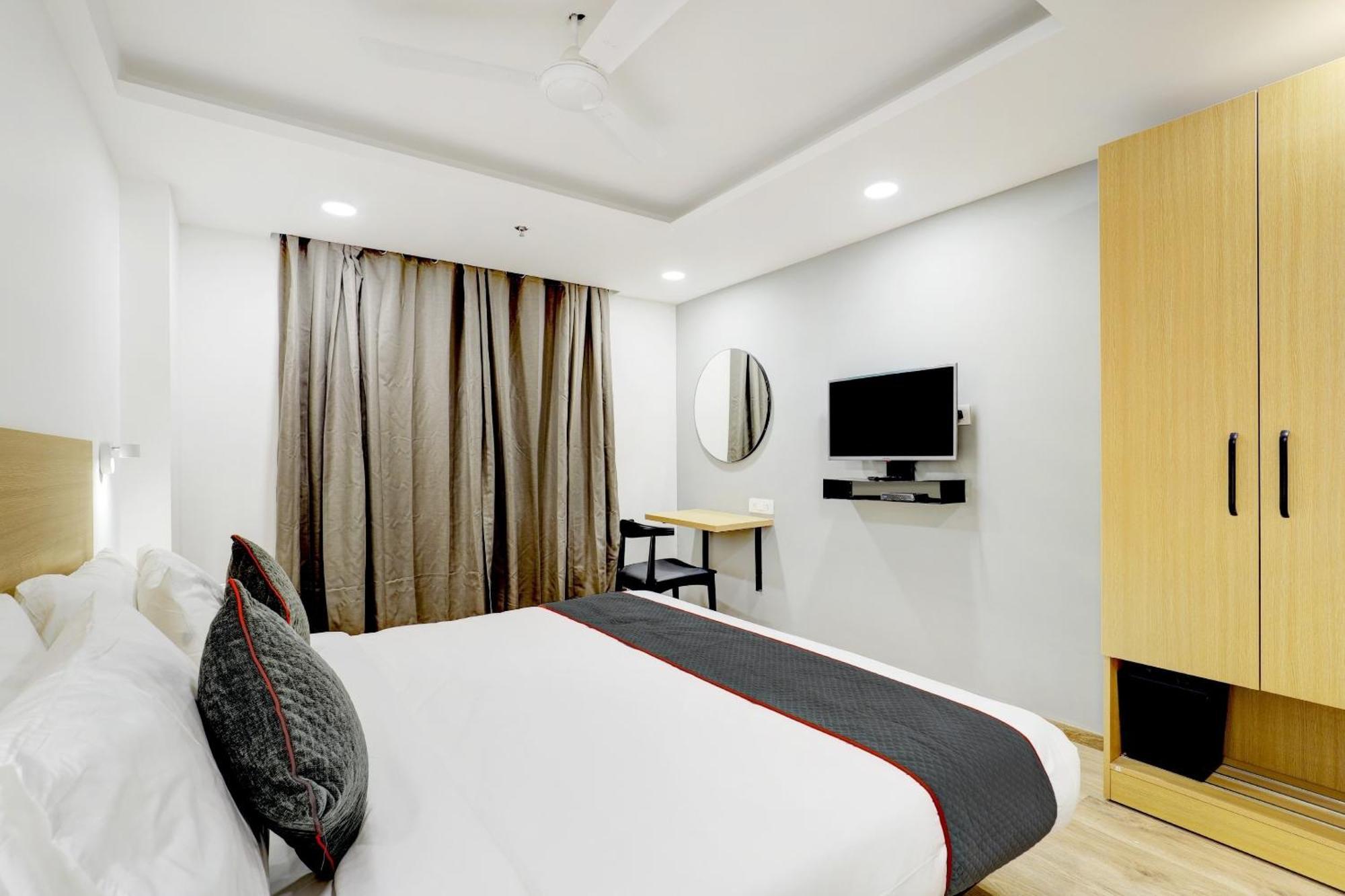Super Townhouse Rajyash Rise Hotel Sarkhej Eksteriør billede
