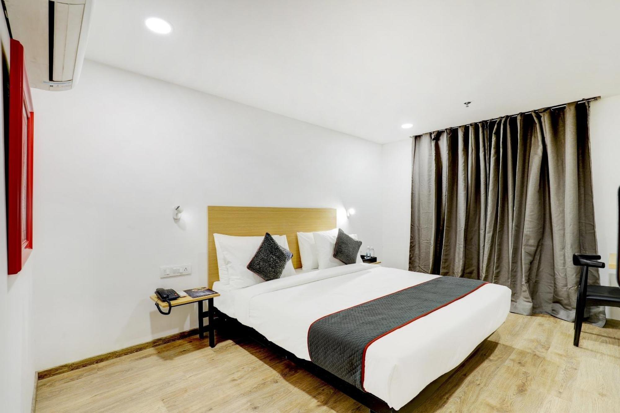 Super Townhouse Rajyash Rise Hotel Sarkhej Eksteriør billede