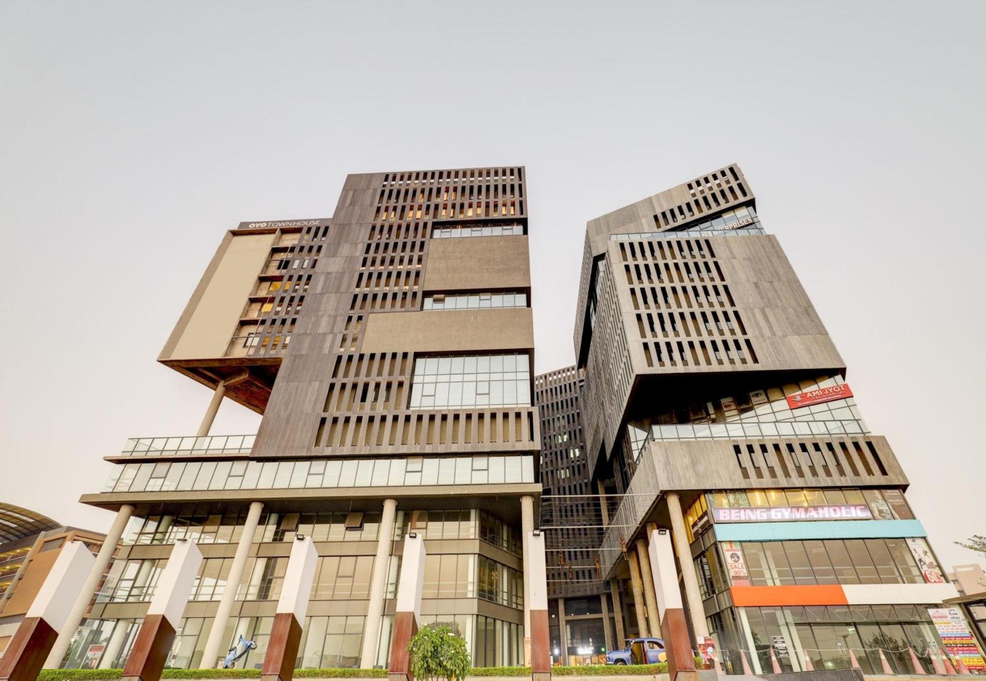 Super Townhouse Rajyash Rise Hotel Sarkhej Eksteriør billede