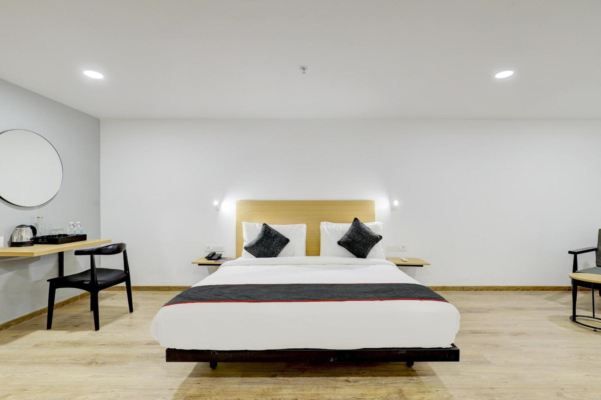 Super Townhouse Rajyash Rise Hotel Sarkhej Eksteriør billede