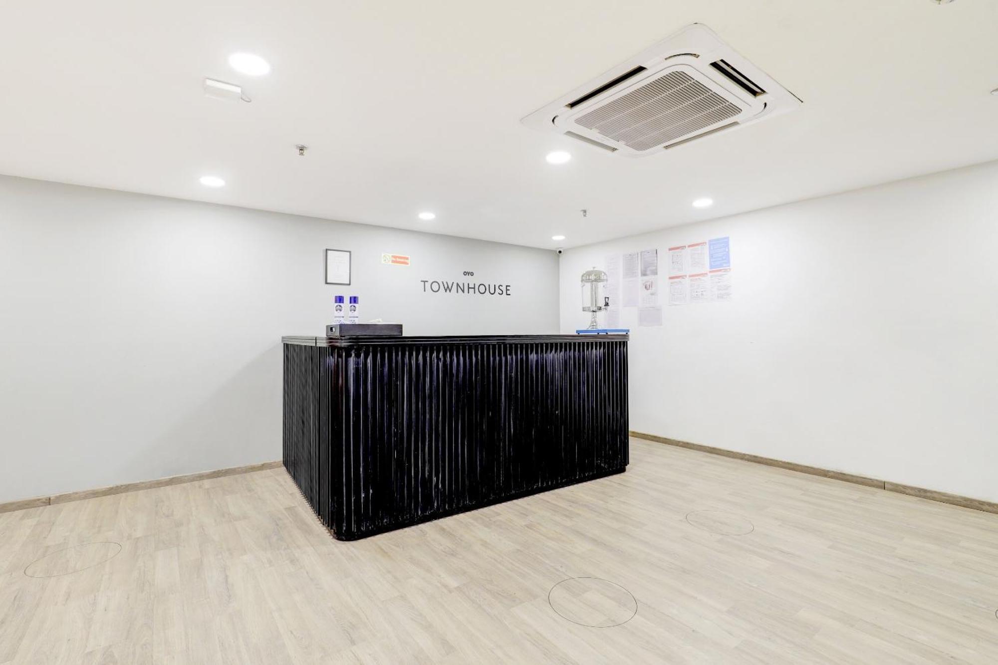 Super Townhouse Rajyash Rise Hotel Sarkhej Eksteriør billede