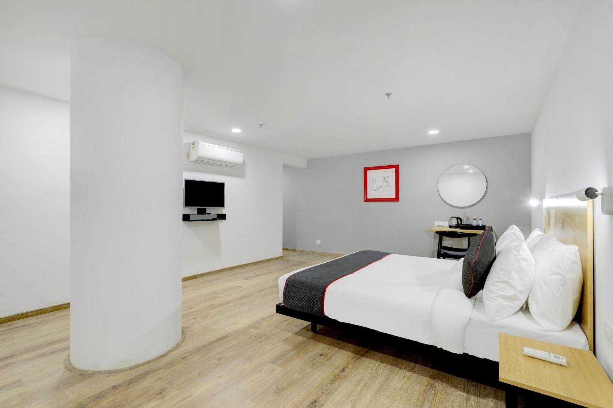 Super Townhouse Rajyash Rise Hotel Sarkhej Eksteriør billede