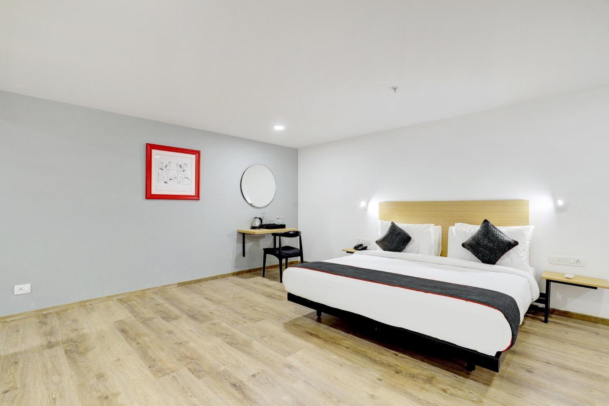 Super Townhouse Rajyash Rise Hotel Sarkhej Eksteriør billede