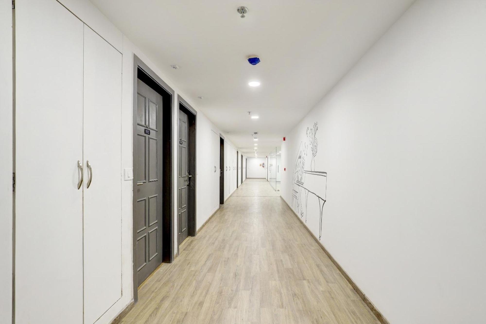 Super Townhouse Rajyash Rise Hotel Sarkhej Eksteriør billede